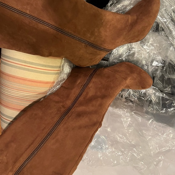 Suede boots with fringe detailing. - Picture 5 of 7